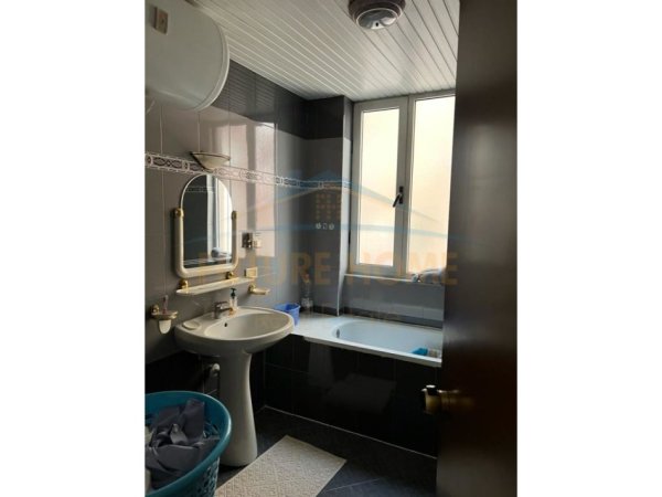 SHITET APARTAMENT 4+1 TEK RRUGA ELBASANIT