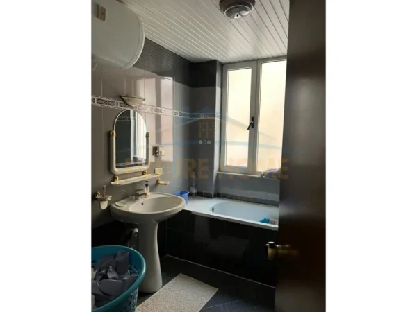 SHITET APARTAMENT 4+1 TEK RRUGA ELBASANIT