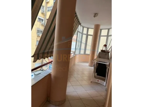 SHITET APARTAMENT 4+1 TEK RRUGA ELBASANIT