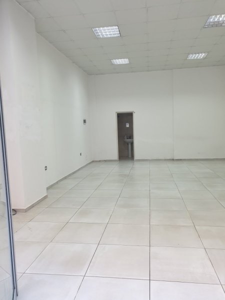 Tirane, jepet me qera dyqan Kati 0, 55 m² 500 mije lek(Thoma Koxhaj)