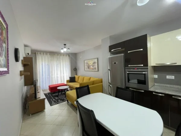 21 dhjetori, kompleksi kontakt 2+1 650 euro