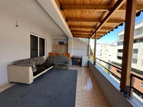 Tirane, jepet me qera apartament 2+1+Ballkon Kati 6, 93 m² 550 € 