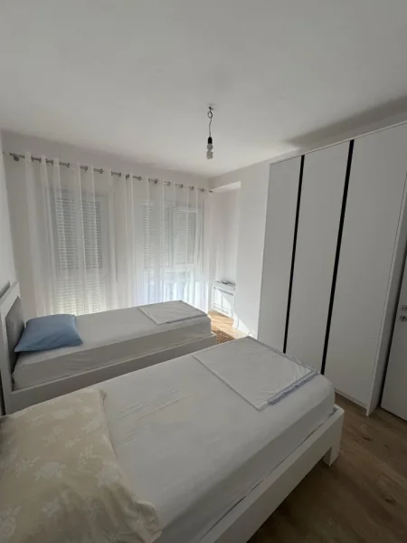 Tirane, jepet me qera apartament 2+1+Ballkon Kati 3, 92 m² 500 € (Univers City 2+1+Post Parkimi Per Qera Mobilim Luksoz)