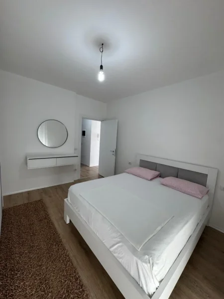 Tirane, jepet me qera apartament 2+1+Ballkon Kati 3, 92 m² 500 € (Univers City 2+1+Post Parkimi Per Qera Mobilim Luksoz)