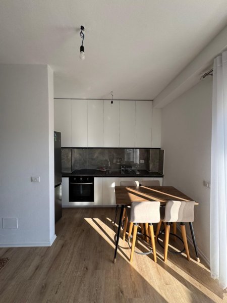 Tirane, jepet me qera apartament 2+1+Ballkon Kati 3, 92 m² 500 € (Univers City 2+1+Post Parkimi Per Qera Mobilim Luksoz)