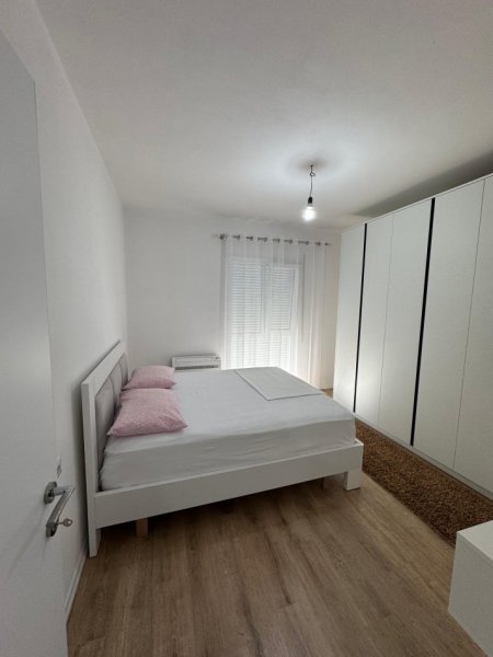 Tirane, jepet me qera apartament 2+1+Ballkon Kati 3, 92 m² 500 € (Univers City 2+1+Post Parkimi Per Qera Mobilim Luksoz)