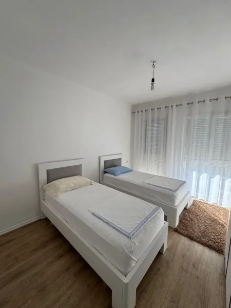 Tirane, jepet me qera apartament 2+1+Ballkon Kati 3, 92 m² 500 € (Univers City 2+1+Post Parkimi Per Qera Mobilim Luksoz)