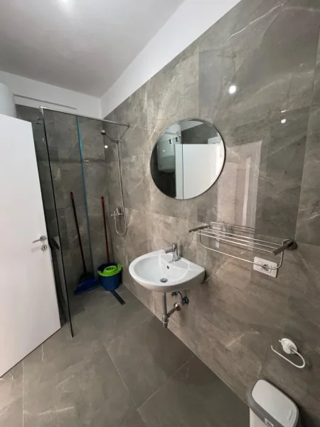 Tirane, jepet me qera apartament 2+1+Ballkon Kati 3, 92 m² 500 € (Univers City 2+1+Post Parkimi Per Qera Mobilim Luksoz)