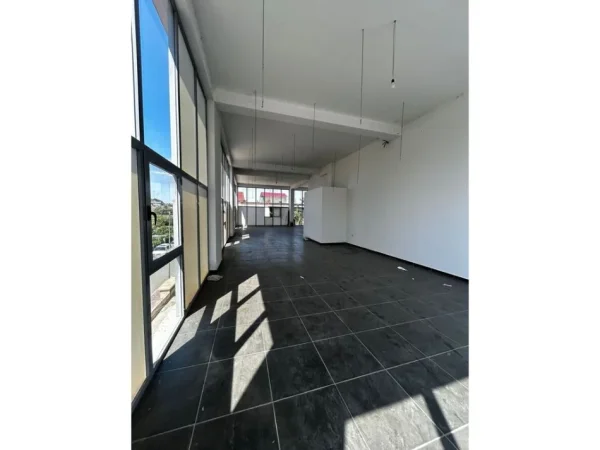 Tirane, jepet me qera ambjent biznesi Kati 1, 216 m² 1.000 € (Misto Mame)