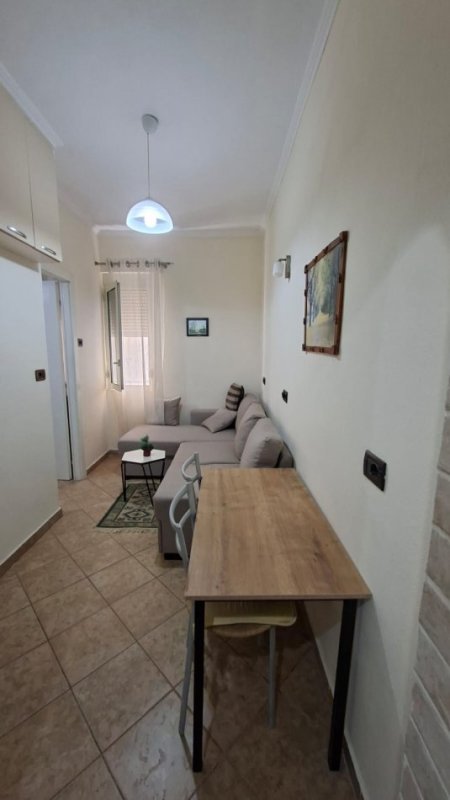Tirane, jepet me qera apartament 1+1 Kati 2, 60 m² 450 € (Rruga 5 maji)