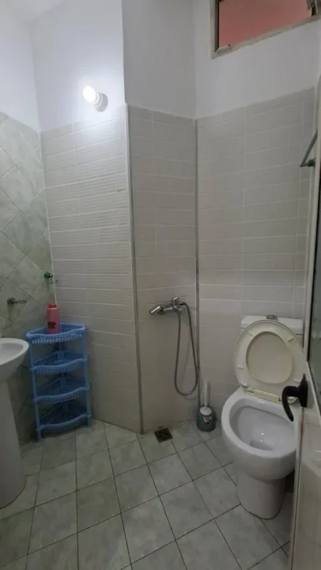 Tirane, jepet me qera apartament 1+1 Kati 2, 60 m² 450 € (Rruga 5 maji)