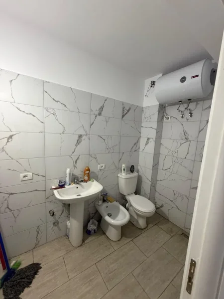 Tirane, shitet apartament 1+1+Ballkon Kati 5, 74 m² 163.000 € (Rruga Haxhi Hysen Dalliu, Stacioni Trenit)