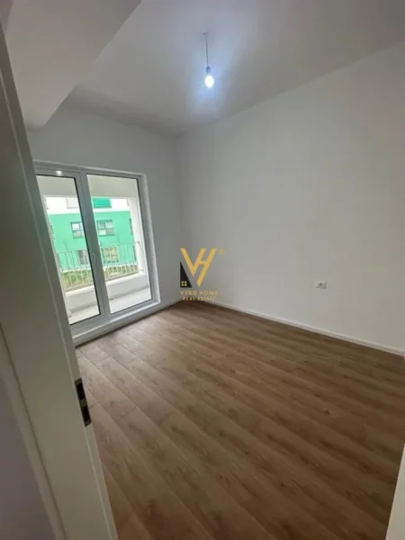 Tirane, jepet me qera apartament 1+1+Ballkon Kati 3, 60 m² 400 € (ALI DEMI)