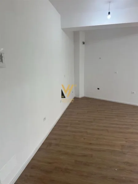 Tirane, jepet me qera apartament 1+1+Ballkon Kati 3, 60 m² 400 € (ALI DEMI)