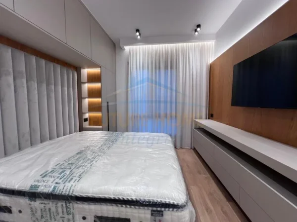 Tirane, jepet me qera apartament 2+1 Kati 1, 87 m² 950 € 