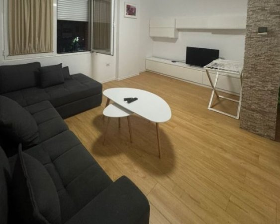 Tirane, jepet me qera apartament 1+1+Aneks+Ballkon Kati 2, 81 m² 600 € (yzberisht)