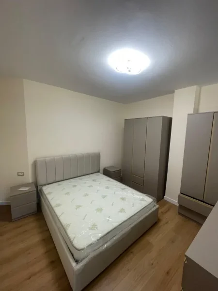 Tirane, jepet me qera apartament 1+1 Kati 1, 90 m² (Ali Demi)