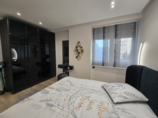 Tirane, jepet me qera apartament 2+1+Ballkon Kati 3, 120 m² 1.500 € (myslym shyri)