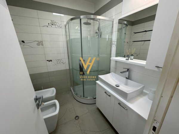 Tirane, jepet me qera apartament 3+1+Ballkon Kati 4, 90 m² 700 € (PAZARI I RI)