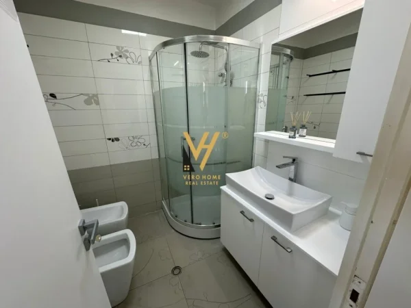 Tirane, jepet me qera apartament 3+1+Ballkon Kati 4, 90 m² 700 € (PAZARI I RI)