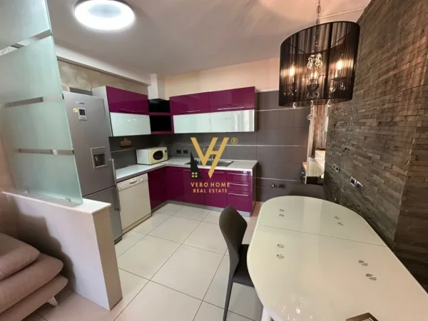 Tirane, jepet me qera apartament 3+1+Ballkon Kati 4, 90 m² 700 € (PAZARI I RI)