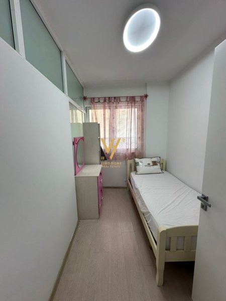 Tirane, jepet me qera apartament 3+1+Ballkon Kati 4, 90 m² 700 € (PAZARI I RI)