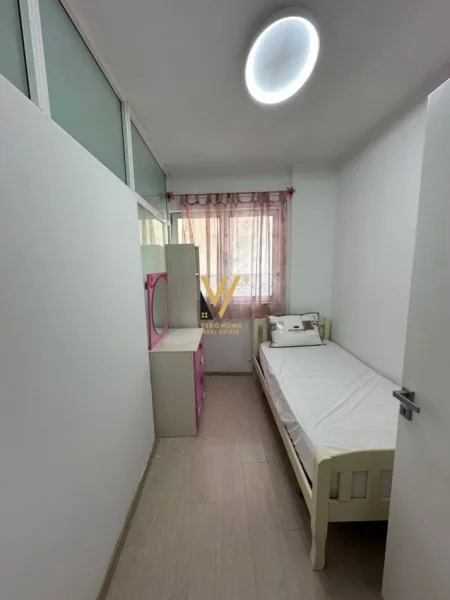 Tirane, jepet me qera apartament 3+1+Ballkon Kati 4, 90 m² 700 € (PAZARI I RI)