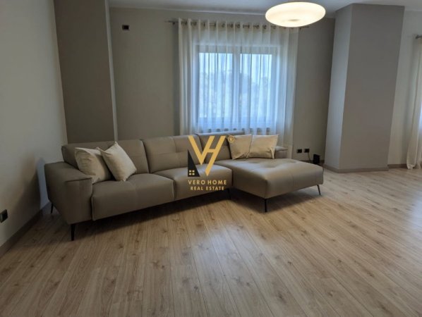 Tirane, jepet me qera apartament 3+1+Ballkon Kati 5, 150 m² 2.400 € (BLLOK)