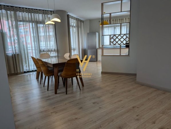 Tirane, jepet me qera apartament 3+1+Ballkon Kati 5, 150 m² 2.400 € (BLLOK)