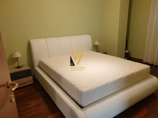 Tirane, jepet me qera apartament 3+1+Ballkon Kati 5, 150 m² 2.400 € (BLLOK)