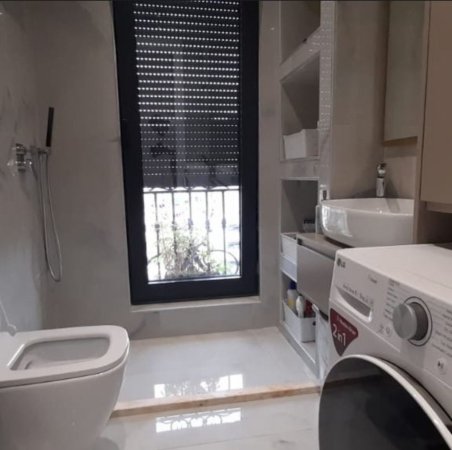 jepet me qera apartament Kati 8, 800 € (Bulevardi Zogu i Pare)
