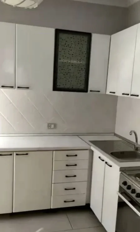 Tirane, jepet me qera apartament 1+1+Ballkon Kati 3, 65 m² 600 € (Myslym Shyri)