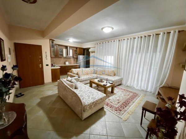 Tirane, jepet me qera apartament 1+1+Ballkon Kati 2, 70 m² 550 € (Rruga e Barrikadave)