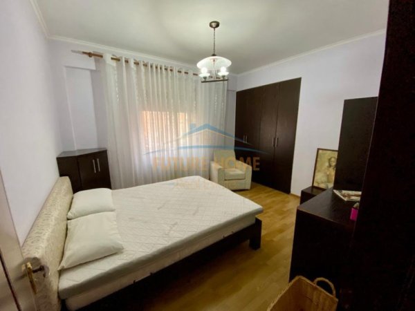 Tirane, jepet me qera apartament 1+1+Ballkon Kati 2, 70 m² 550 € (Rruga e Barrikadave)