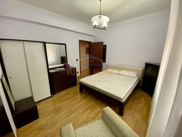Tirane, jepet me qera apartament 1+1+Ballkon Kati 2, 70 m² 550 € (Rruga e Barrikadave)