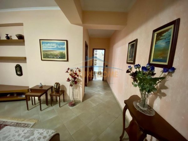 Tirane, jepet me qera apartament 1+1+Ballkon Kati 2, 70 m² 550 € (Rruga e Barrikadave)