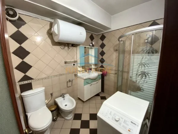 Tirane, jepet me qera apartament 1+1+Ballkon Kati 2, 70 m² 550 € (Rruga e Barrikadave)