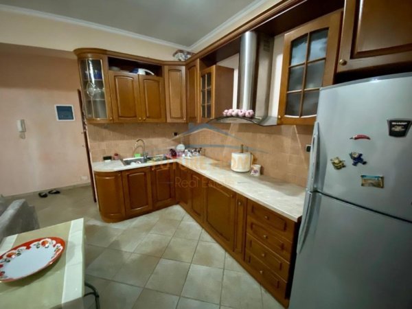 Tirane, shitet apartament 1+1+Ballkon Kati 2, 70 m² (Rruga e Barrikadave)