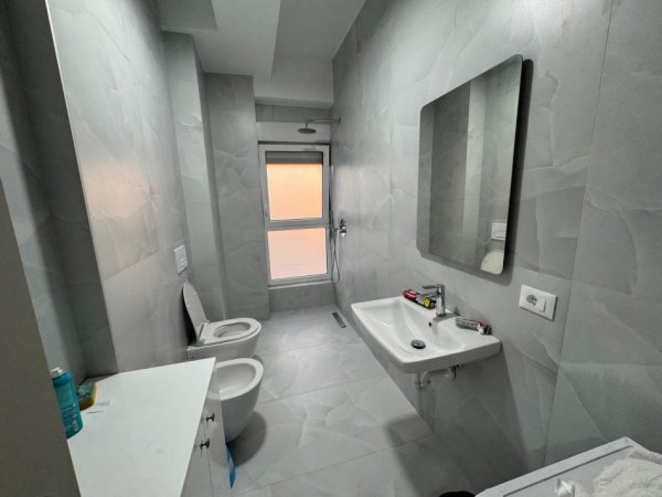 Tirane, jepet me qera apartament 2+1 Kati 5, 110 m² 550 € 