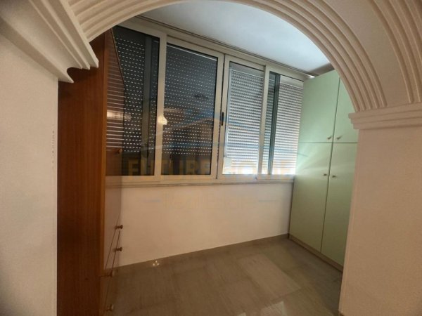 Tirane, jepet me qera apartament 3+1 Kati 4, 140 m² 1.000 € 