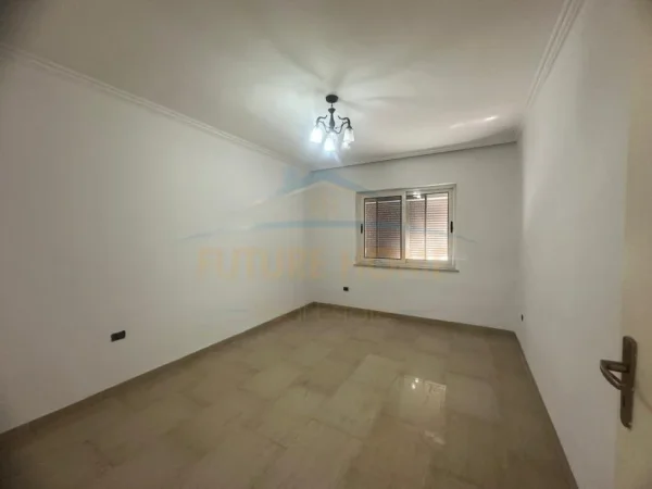 Tirane, jepet me qera apartament 3+1 Kati 4, 140 m² 1.000 € 