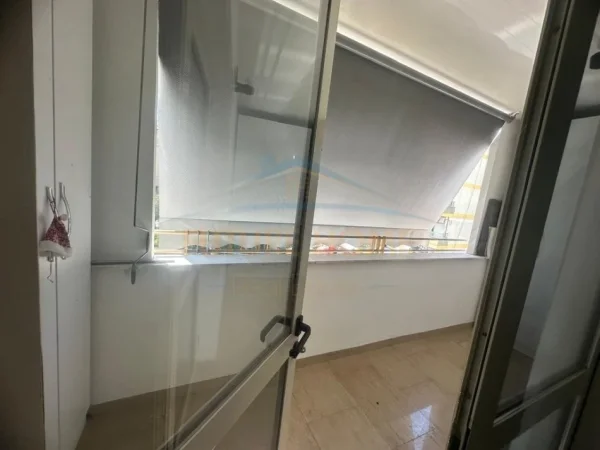 Tirane, jepet me qera apartament 3+1 Kati 4, 140 m² 1.000 € 