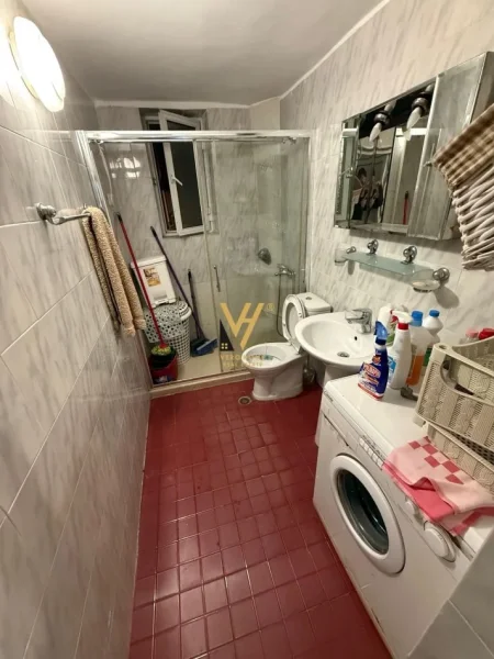 Tirane, jepet me qera zyre Kati 1, 60 m² 700 € (ISH BLLOKU)