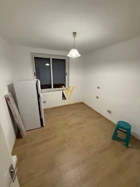 Tirane, jepet me qera zyre Kati 1, 60 m² 700 € (ISH BLLOKU)