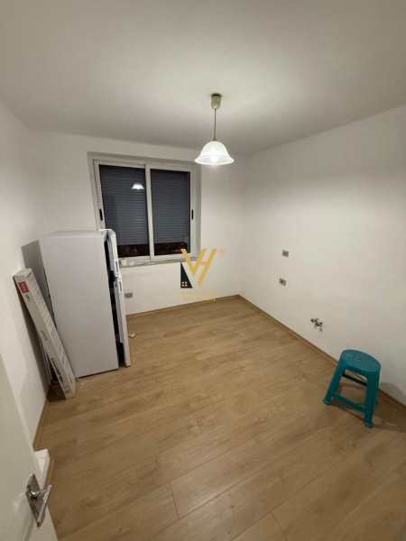 Tirane, jepet me qera zyre Kati 1, 60 m² 700 € (ISH BLLOKU)