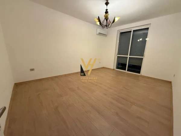 Tirane, jepet me qera zyre Kati 1, 60 m² 700 € (ISH BLLOKU)