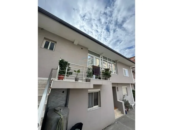 Tirane, jepet me qera apartament 2+1 Kati 2, 114 m² 800 € 