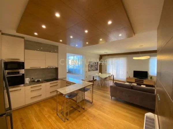 Tirane, jepet me qera apartament 4+1+Ballkon Kati 7, 300 m² 3.000 € (Rruga e Elbasanit)