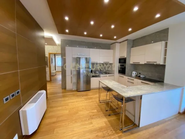 Tirane, jepet me qera apartament 4+1+Ballkon Kati 7, 300 m² 3.000 € (Rruga e Elbasanit)