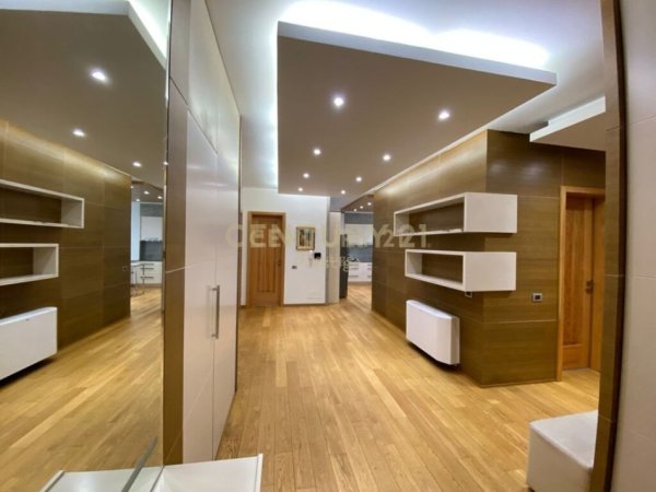 Tirane, jepet me qera apartament 4+1+Ballkon Kati 7, 300 m² 3.000 € (Rruga e Elbasanit)